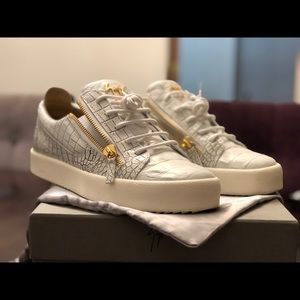 Size 11 in men’s, great condition. Worn twice